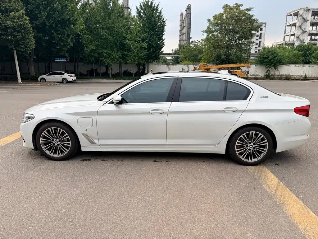 BMW 5 Series New Energy 2019 — фото 8