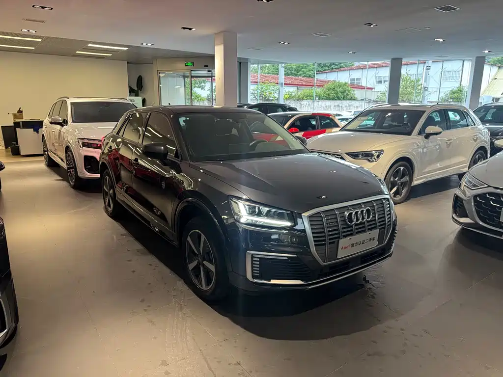Audi Q2L e-tron 2021 — фото 3