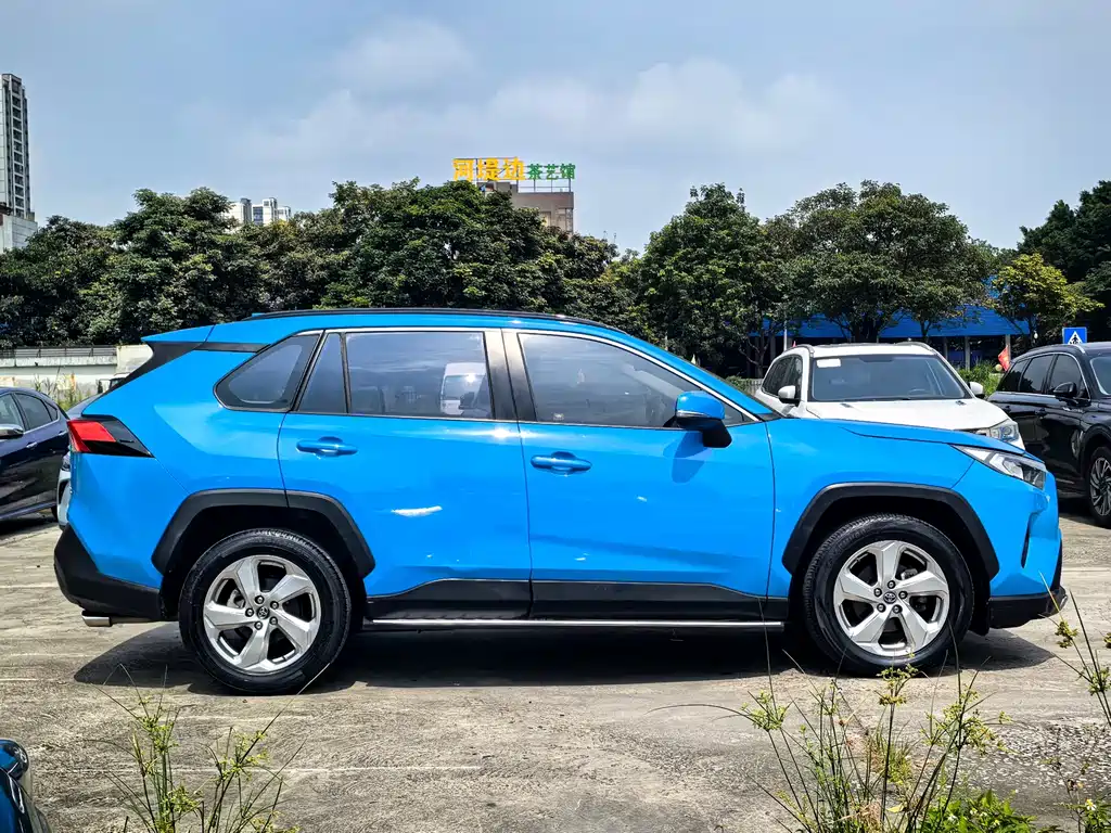 Toyota RAV4 2020 — фото 13
