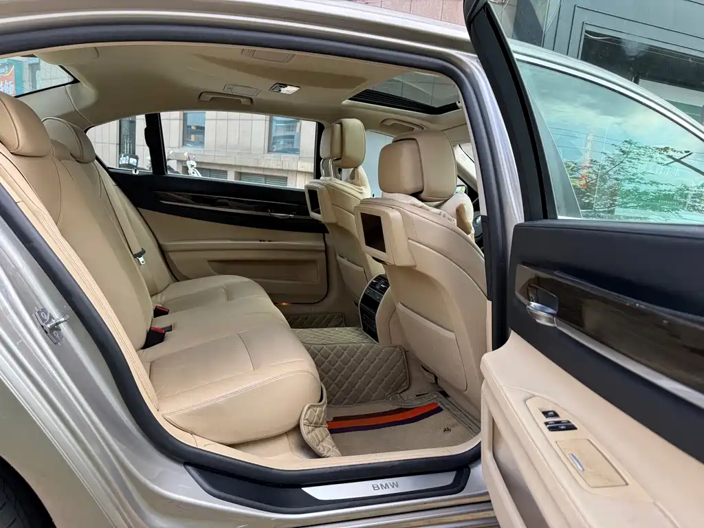 BMW 7 Series 2011 — фото 15