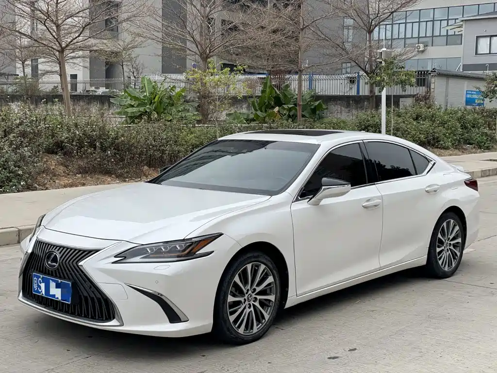 Lexus ES 2021 — фото 1