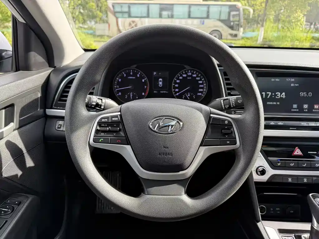 Hyundai Elantra 2017 — фото 14