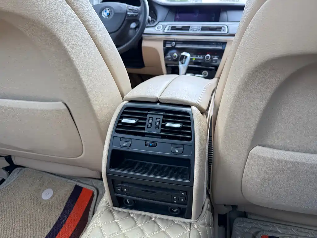 BMW 7 Series 2011 — фото 16