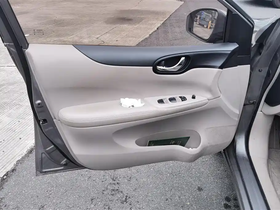 Nissan Tiida 2012
