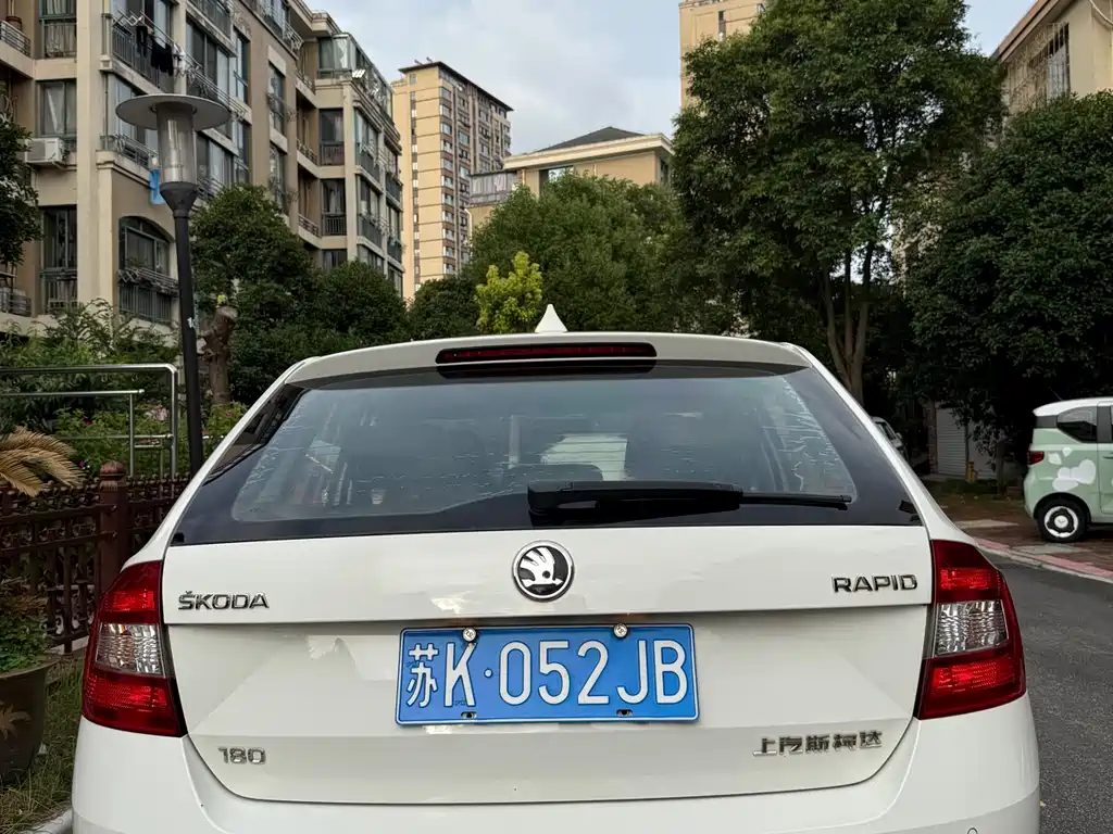 Skoda Rapid Spaceback 2017 — фото 10