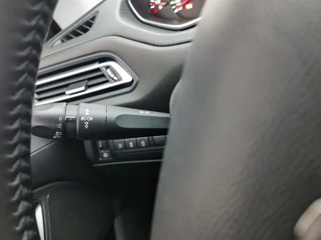Peugeot 308 2017 — фото 21