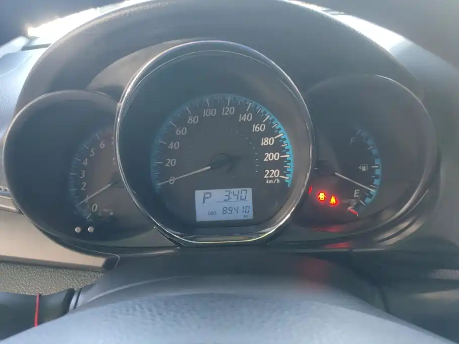 Toyota Yaris L 2018 — фото 14