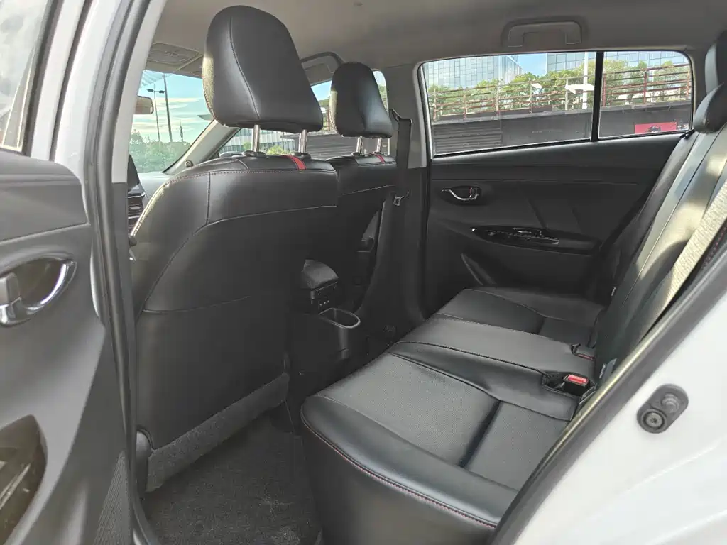 Toyota Yaris L 2022 — фото 10