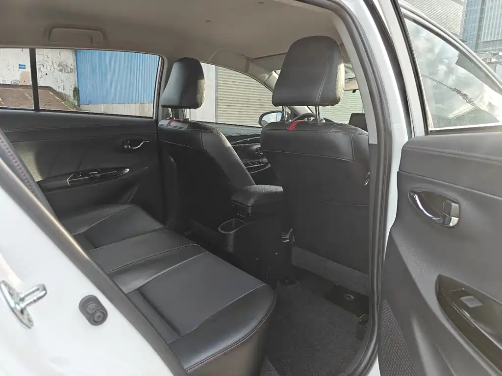 Toyota Yaris L 2022 — фото 11