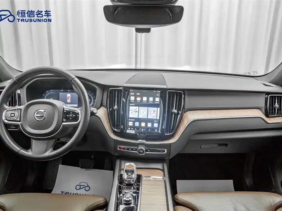 Volvo XC60 2022 — фото 13