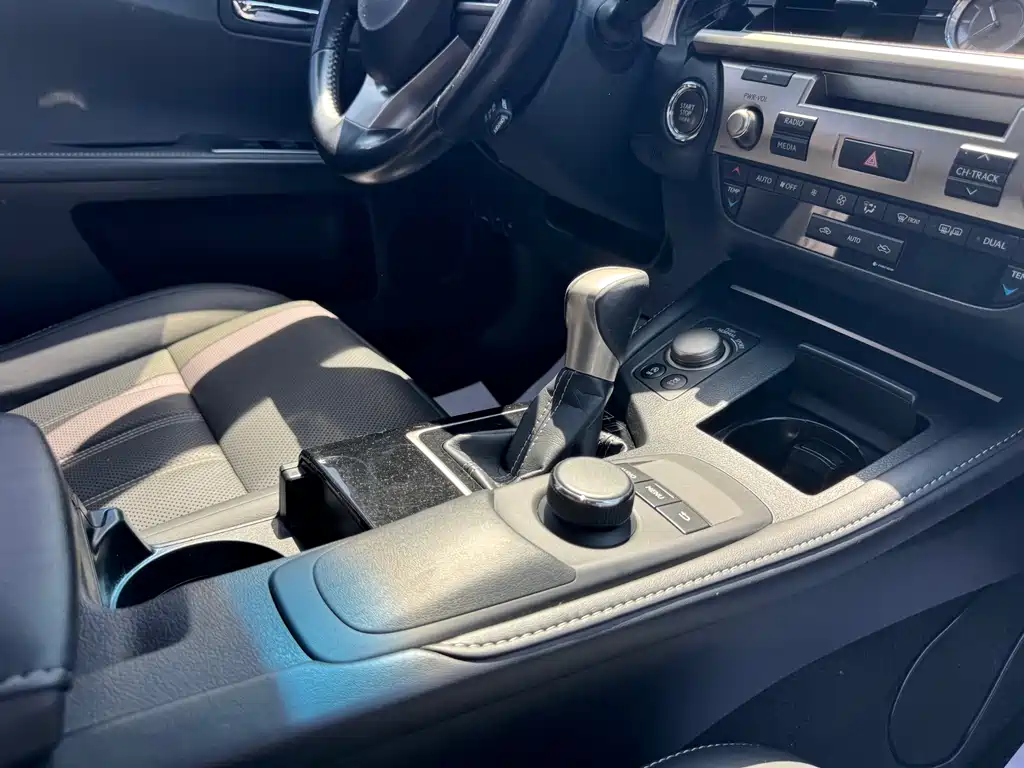 Lexus ES 2017 — фото 13