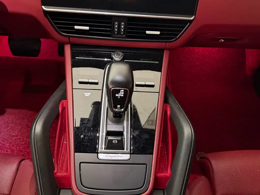 Porsche Cayenne Hybrid 2022 — фото 12
