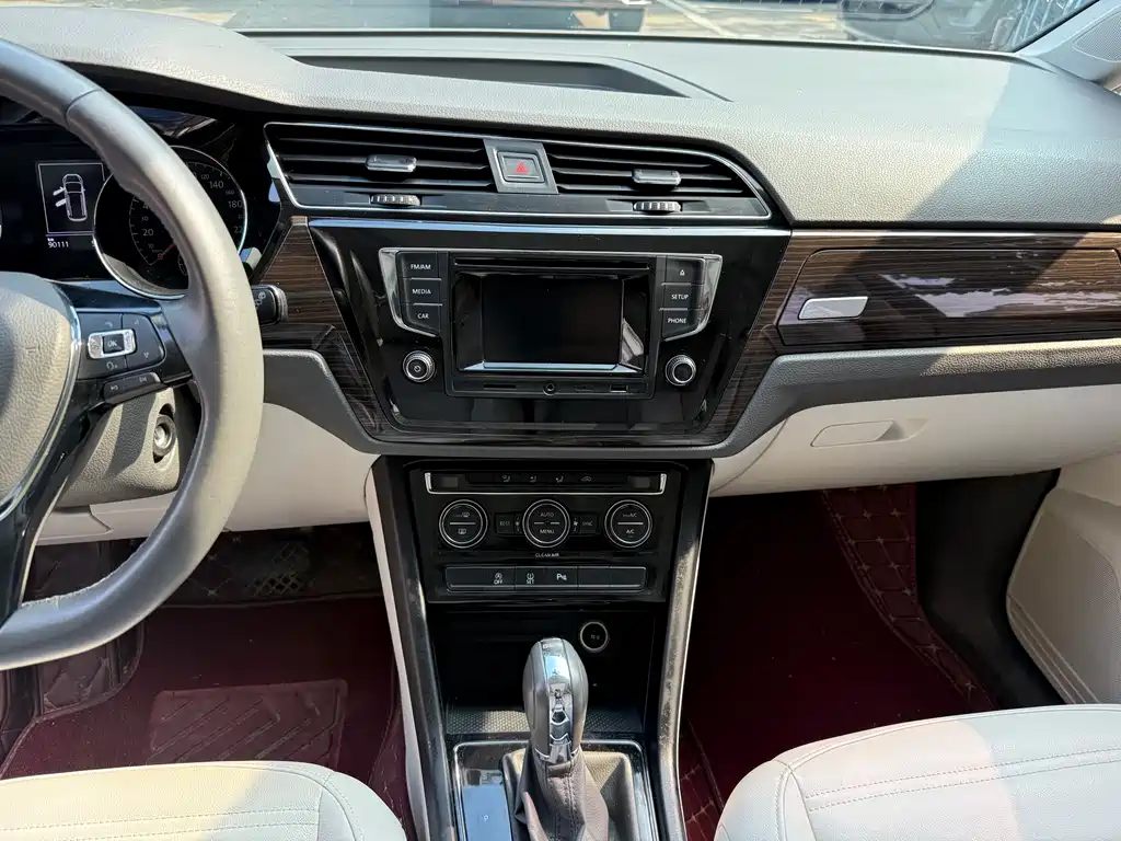 Volkswagen Touran 2017 — фото 16