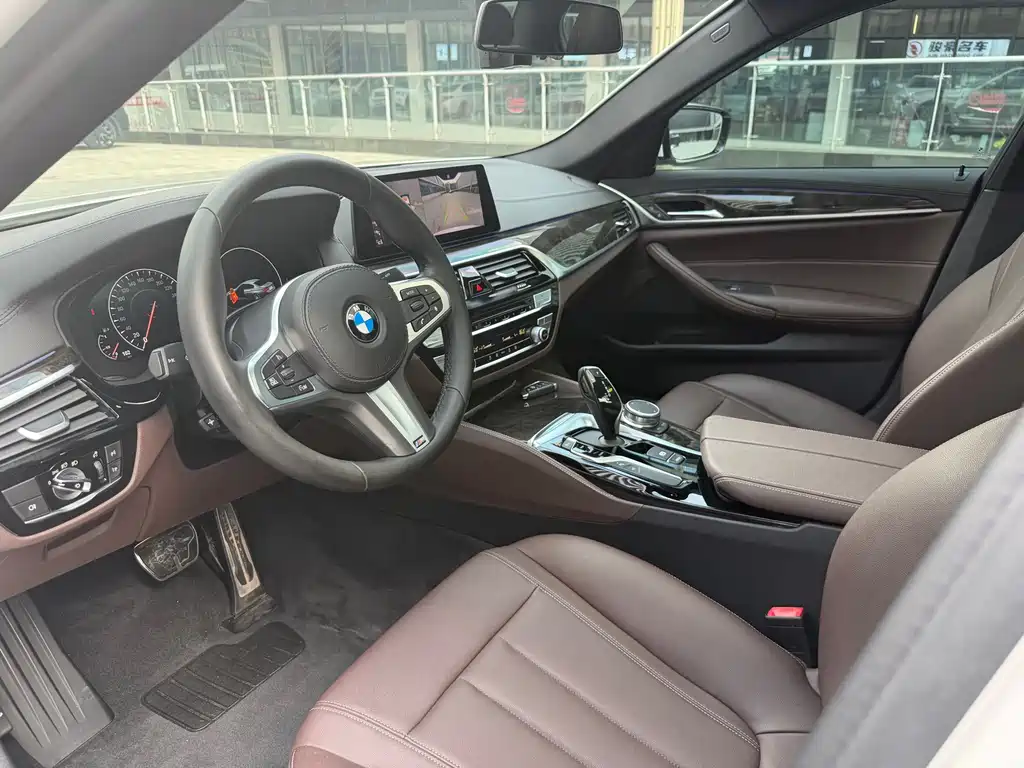 BMW 5 Series 2019 — фото 9