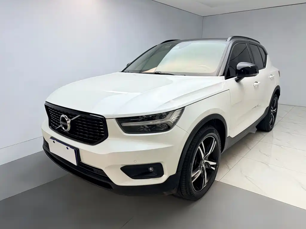 Volvo XC40 2021 — фото 1