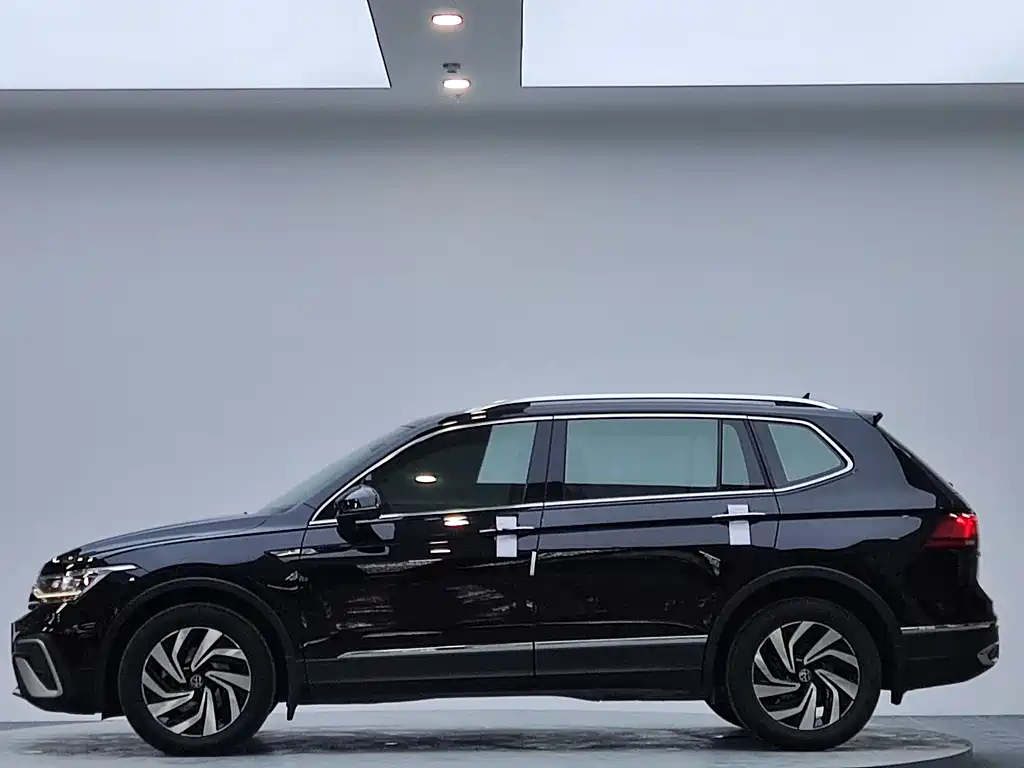Volkswagen Tiguan L 2023 — фото 5