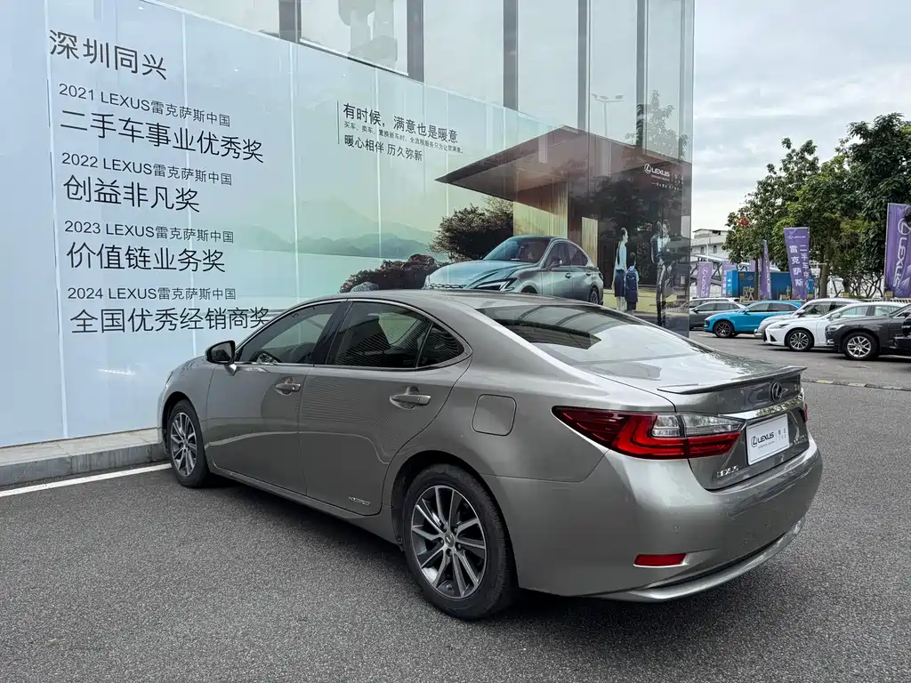 Lexus ES 2018 — фото 16