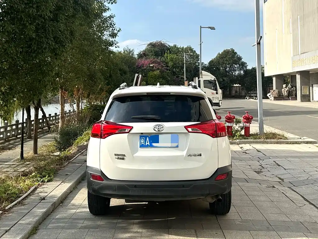 Toyota RAV4 2015 — фото 3
