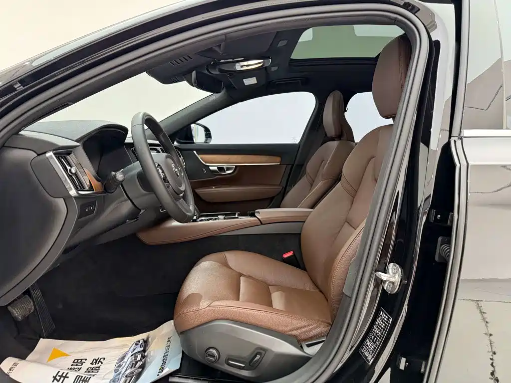 Volvo S90 Plug-In Hybrid 2023 — фото 9