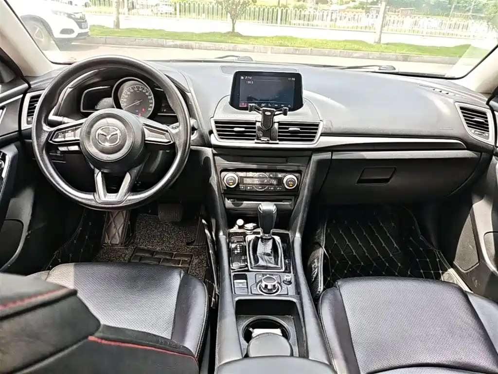 Mazda 3 Axela 2017 — фото 10