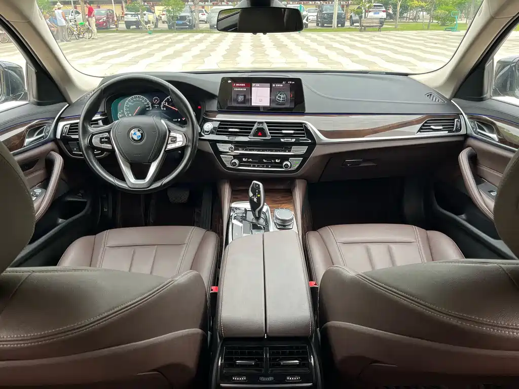 BMW 5 Series 2019 — фото 9