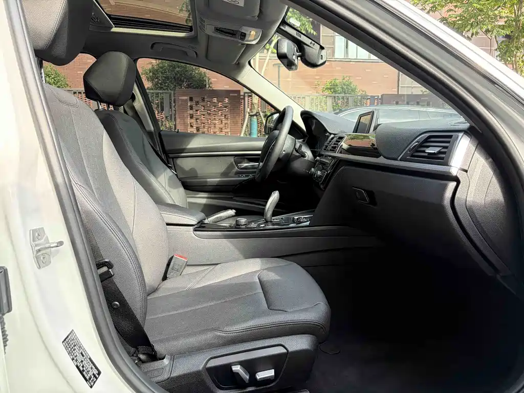 BMW 3 Series 2017 — фото 15