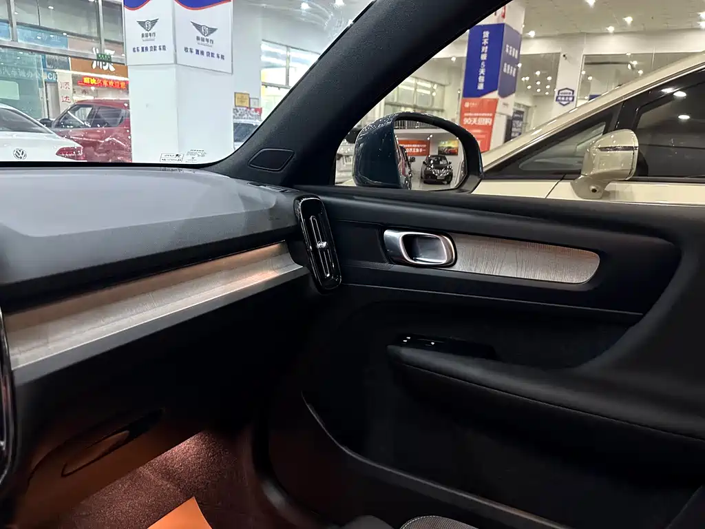 Volvo XC40 2022 — фото 15