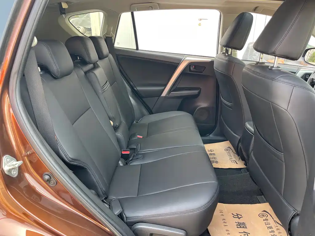 Toyota RAV4 2018 — фото 19