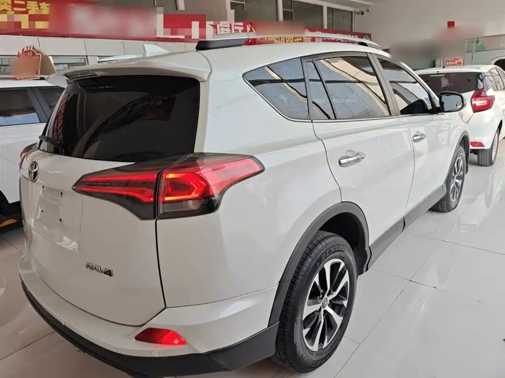 Toyota RAV4 2018 — фото 7