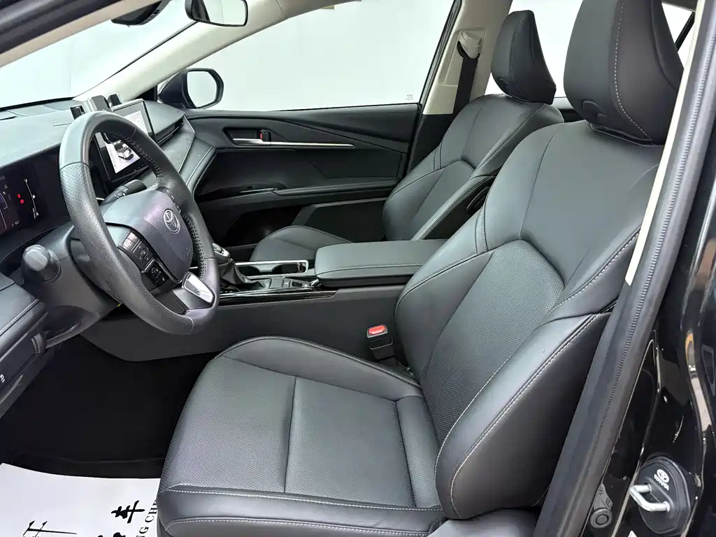 Toyota Camry 2025 — фото 8