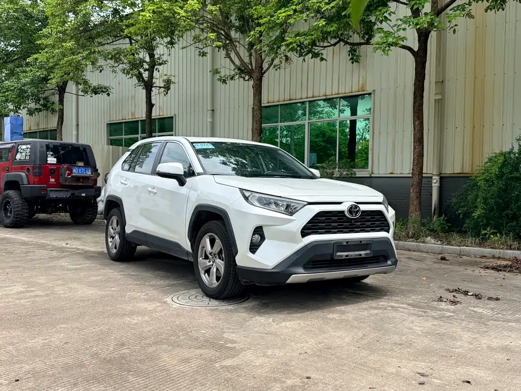 Toyota RAV4 2022 — фото 2