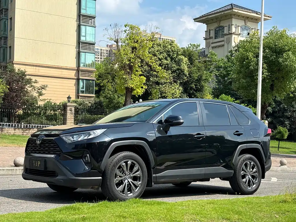 Toyota RAV4 2023 — фото 1