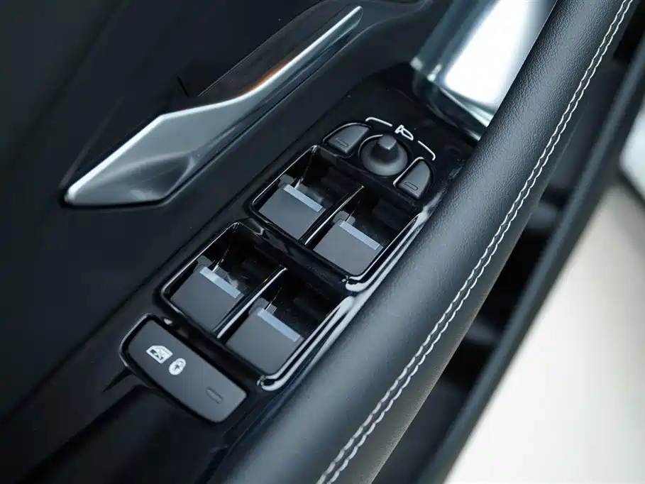 Jaguar E-PACE 2024 — фото 11