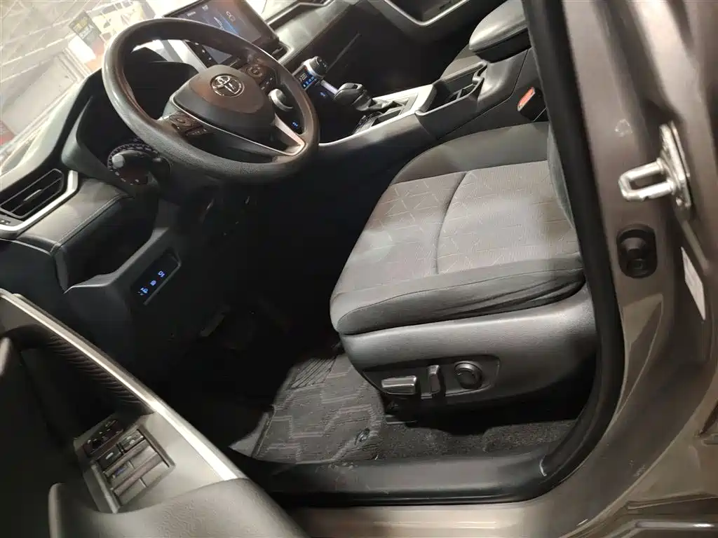 Toyota RAV4 2020 — фото 11