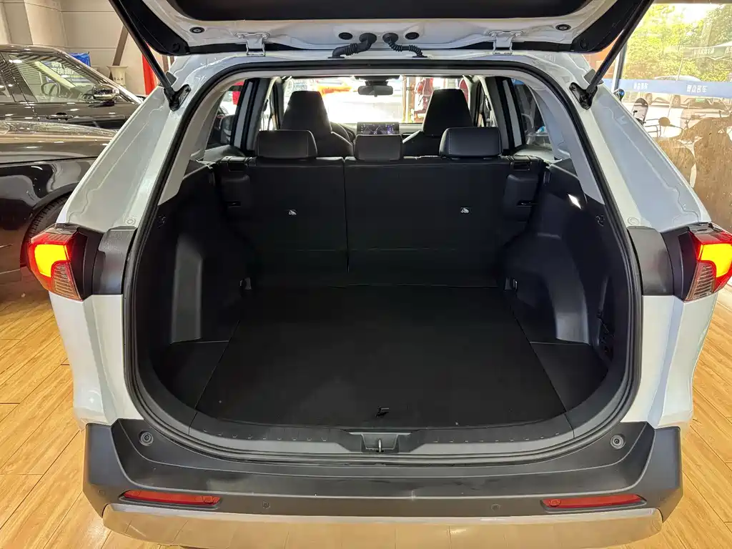 Toyota RAV4 2023 — фото 12