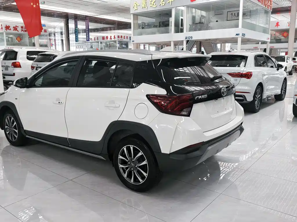 Toyota Yaris L 2022 — фото 4