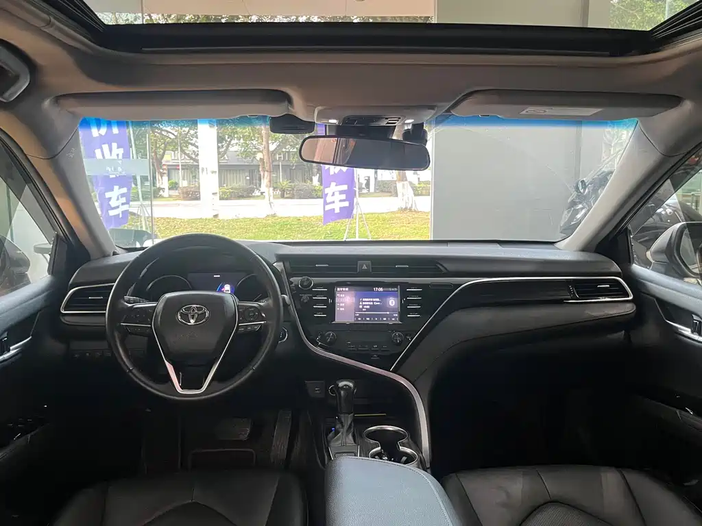 Toyota Camry 2018 — фото 12
