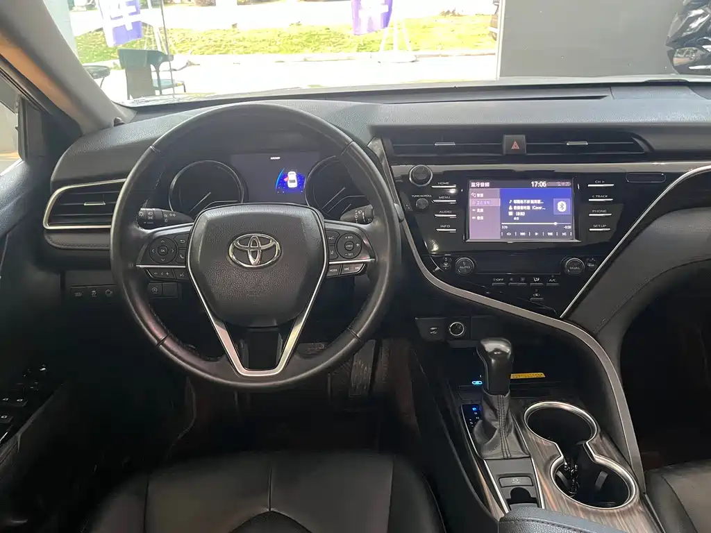 Toyota Camry 2018 — фото 11