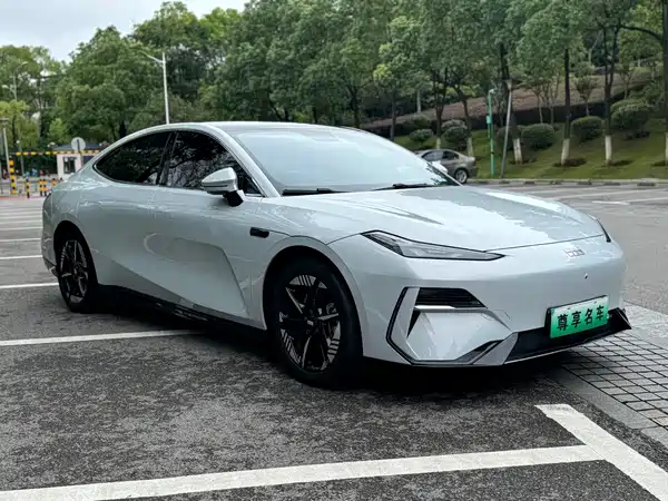 Geely Galaxy E8 2025