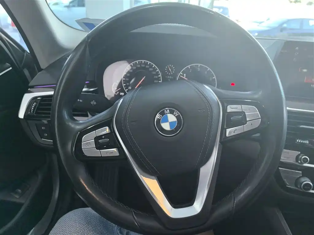 BMW 5 Series 2019 — фото 16