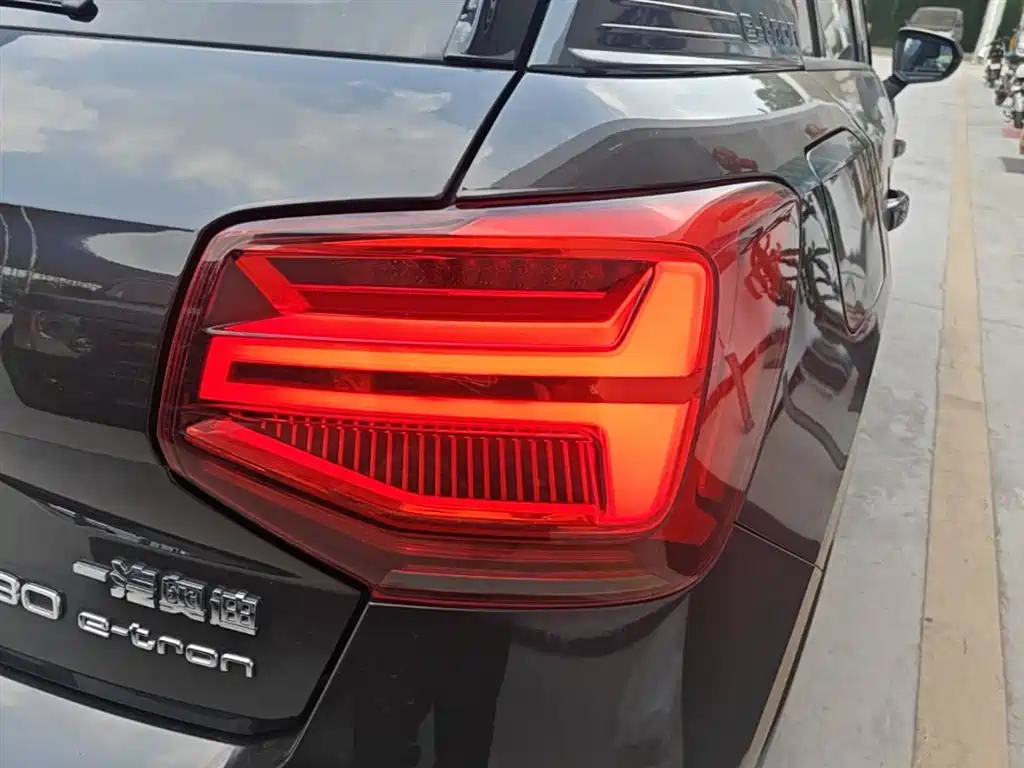Audi Q2L e-tron 2021 — фото 8