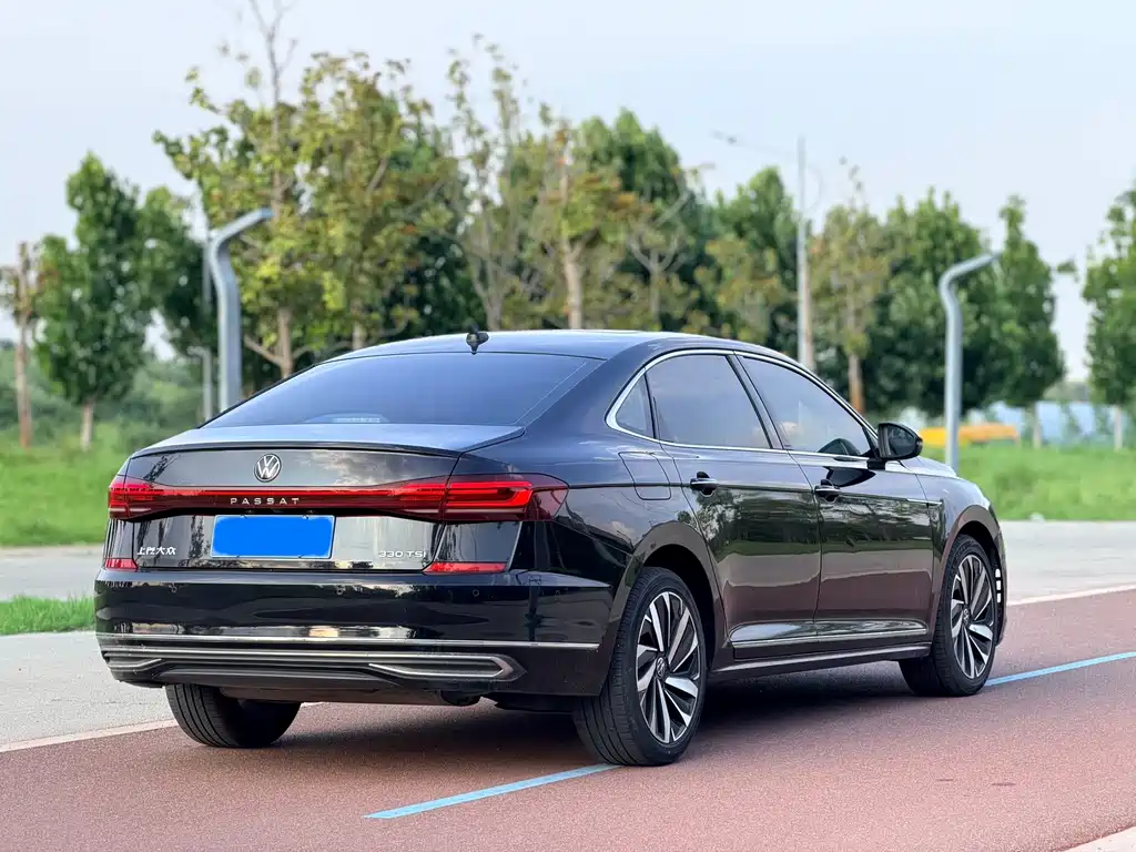Volkswagen Passat 2022 — фото 27