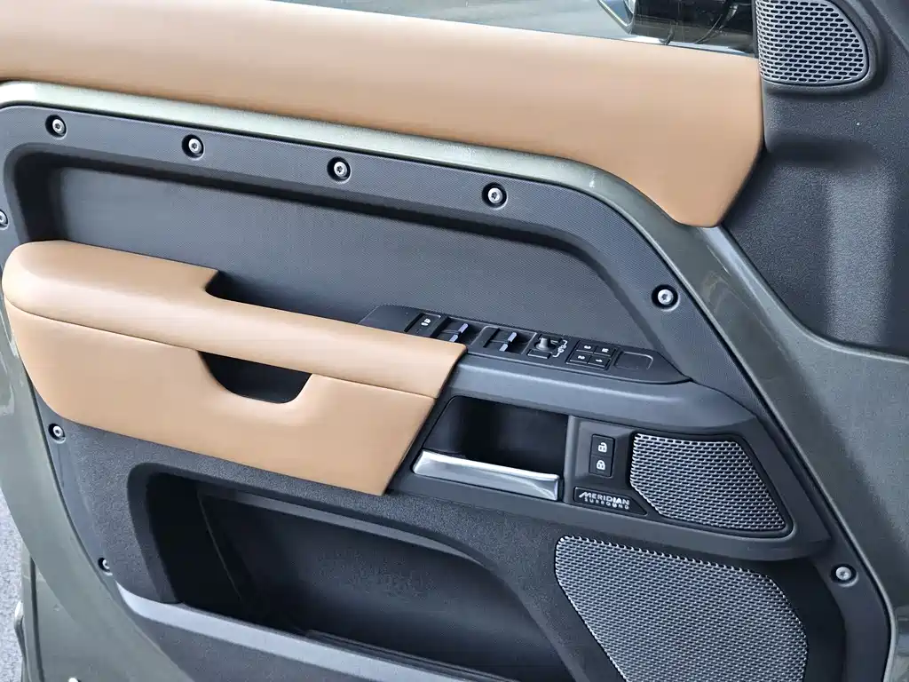 Land Rover Defender 2023 — фото 20