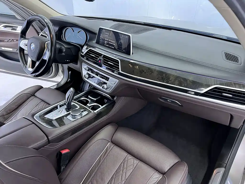BMW 7 Series 2017 — фото 10