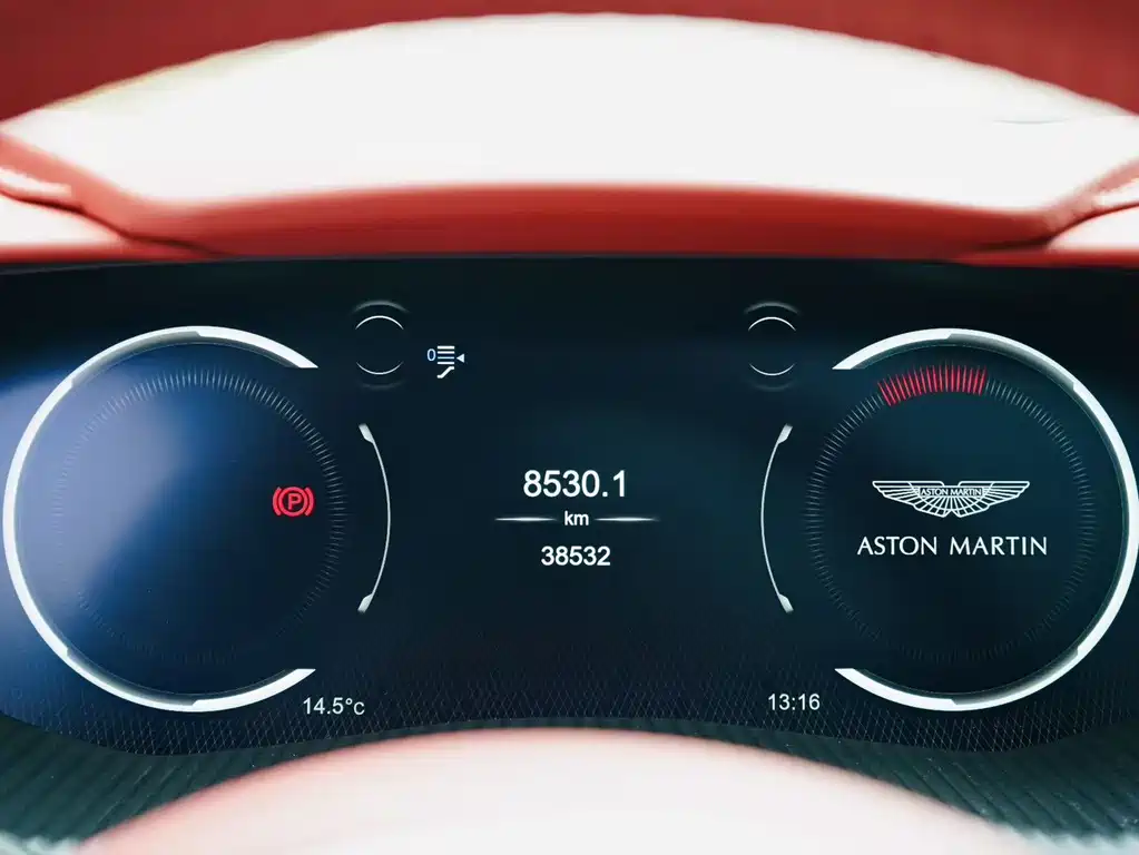 Aston Martin DBX 2022 — фото 12