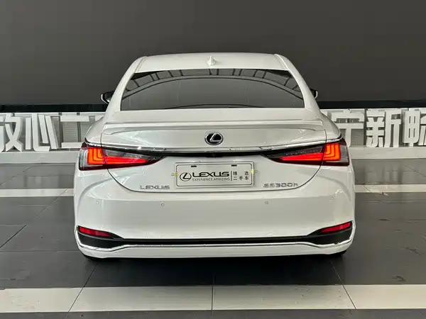 Lexus ES 2020