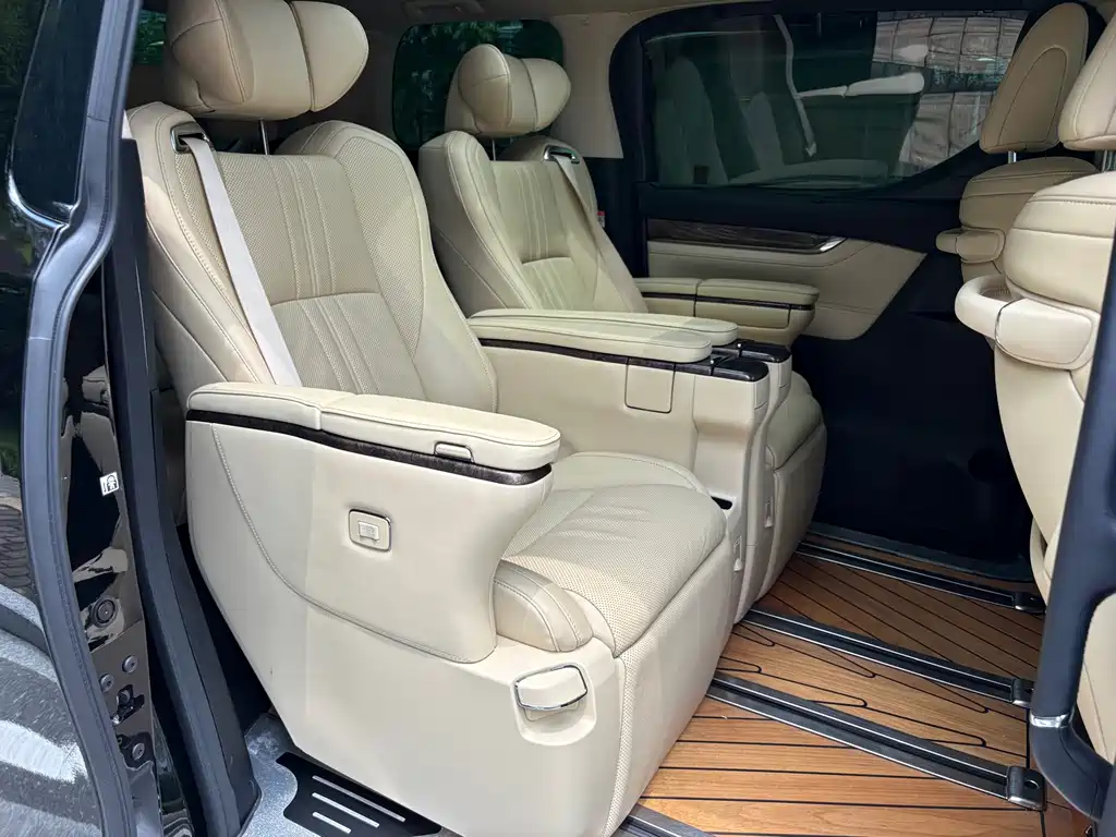 Toyota Alphard 2022 — фото 12