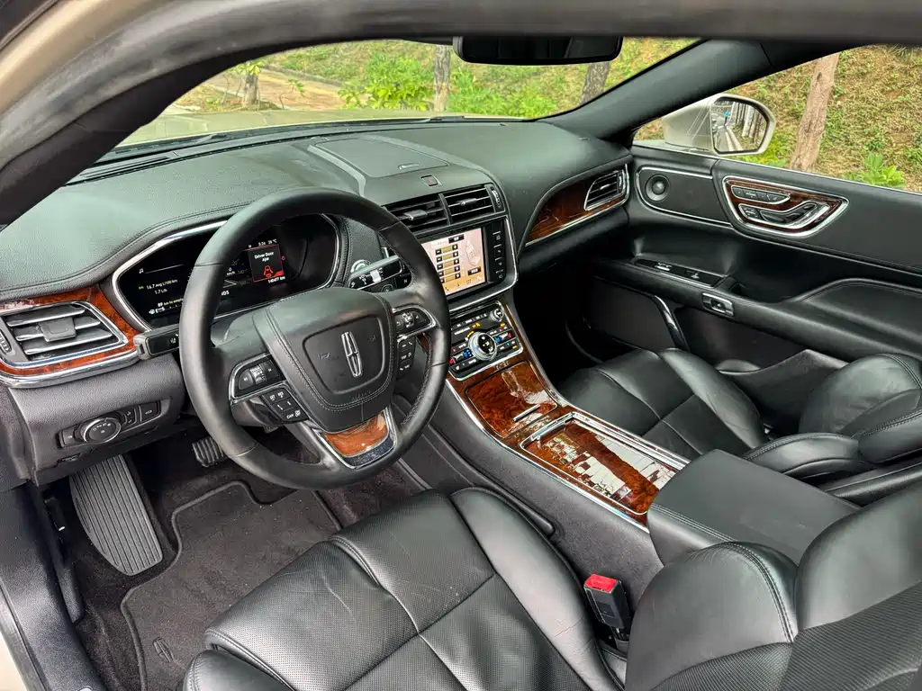 Lincoln Continental 2017 — фото 15