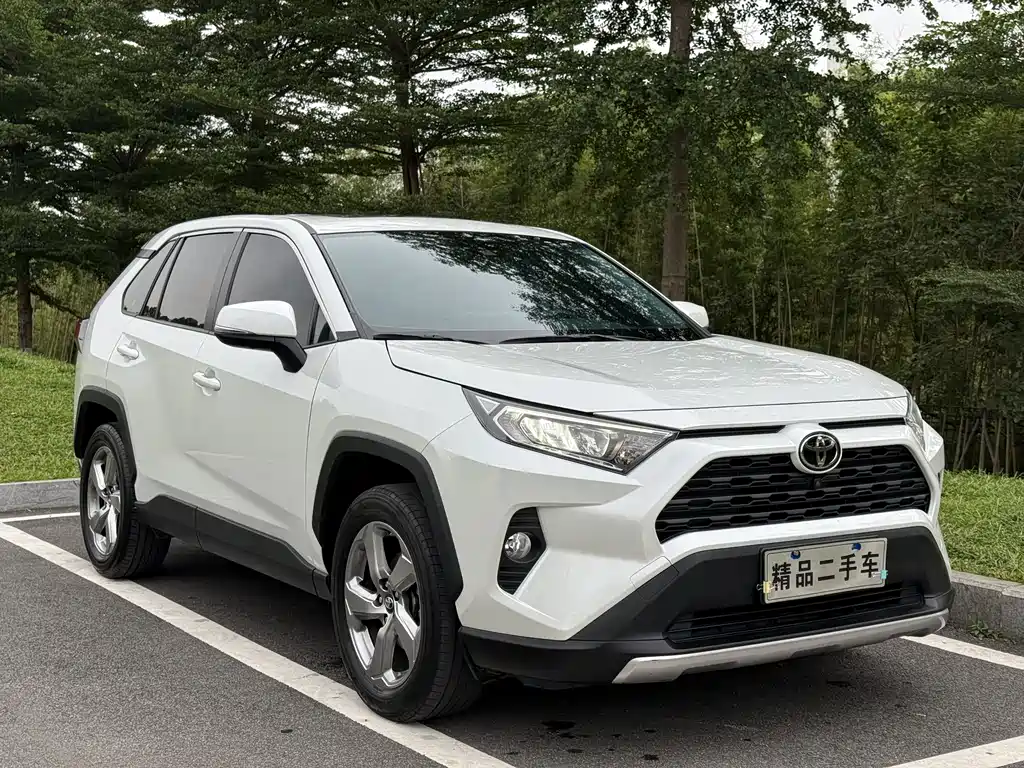 Toyota RAV4 2023 — фото 3