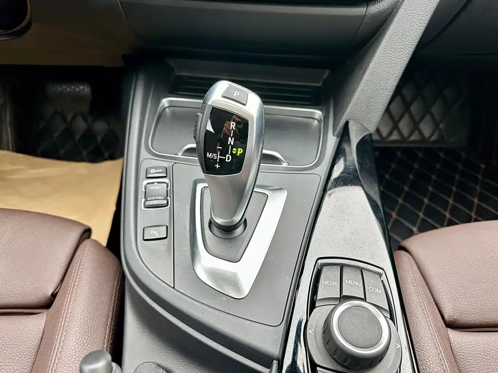 BMW 3 Series 2018 — фото 17